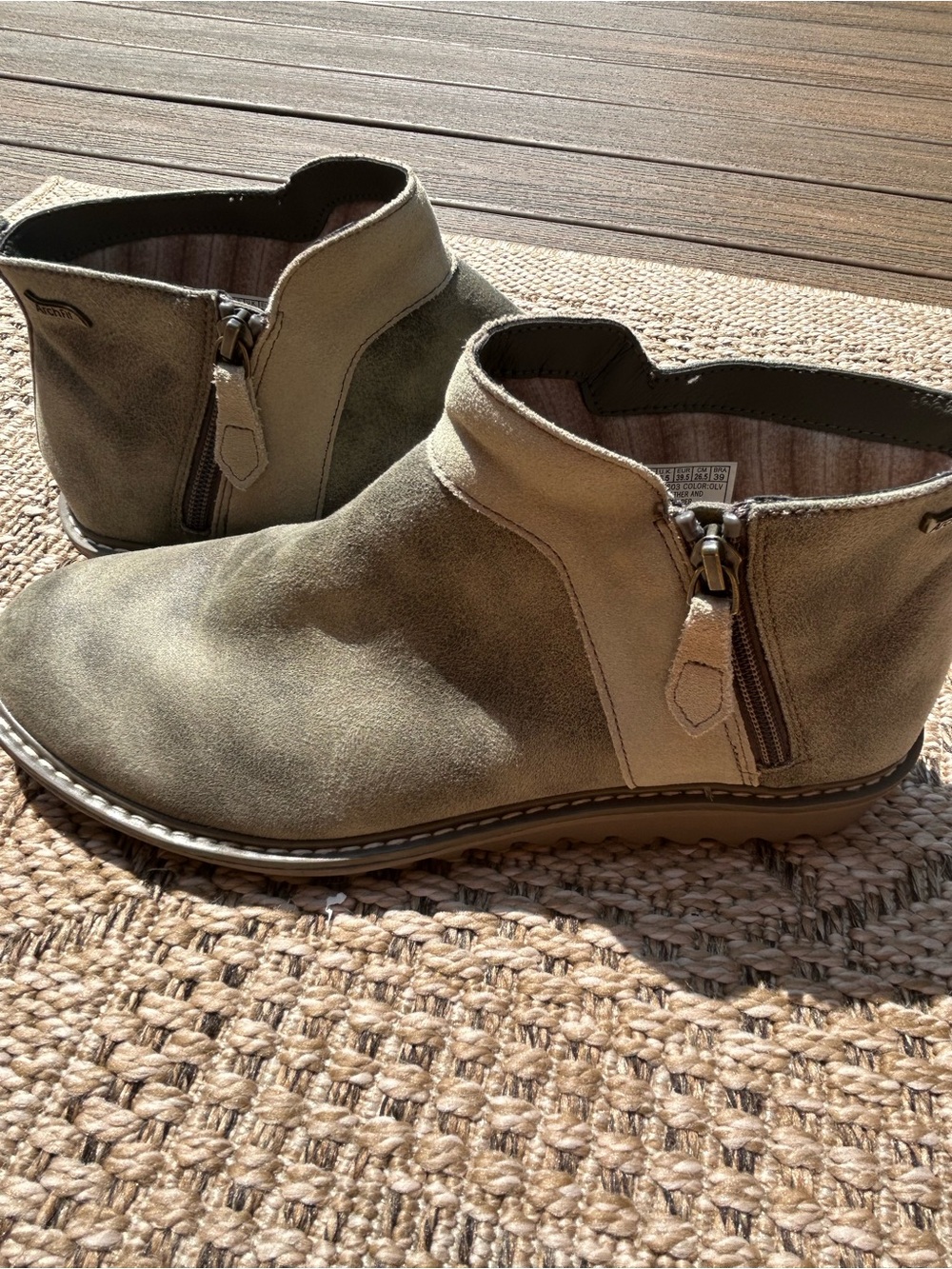 Skechers Women’s Olive Green/Grey Suede Arch Fit Boots Perfect for Fall Size 9.5